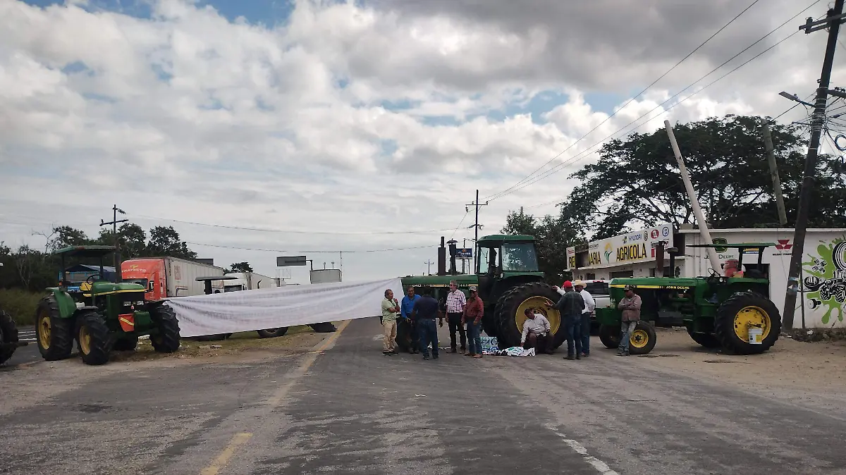 Durante el cuarto día de bloqueo en la carretera Tampico-Mante, vecinos y comercios han llevado tamales, tortas, pan y hasta palomitas