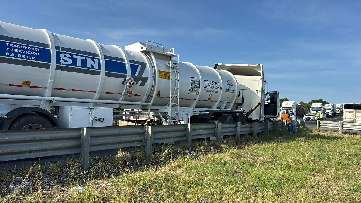 Emergencia en libramiento de Tampico; Choque deja conductor prensado y derrame de combustible