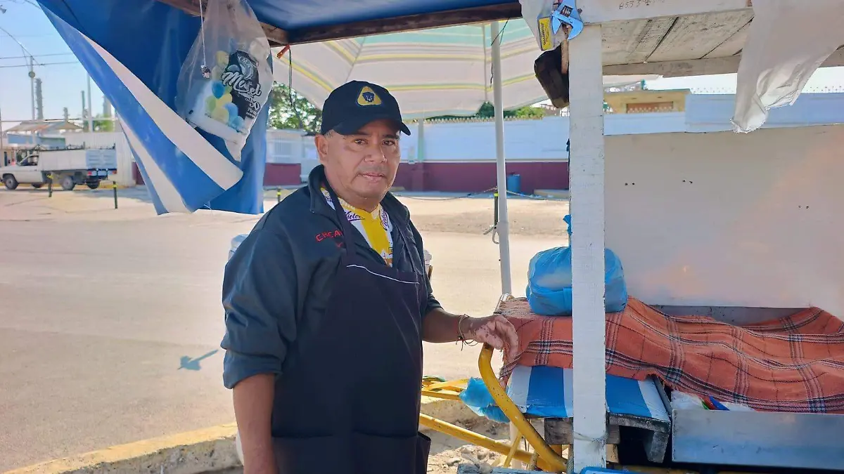 Alberto Méndez, vendedor de tacos de carnitas afuera de la Refinería Madero