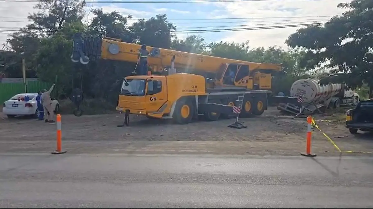 Camión semi volteado en Altamira