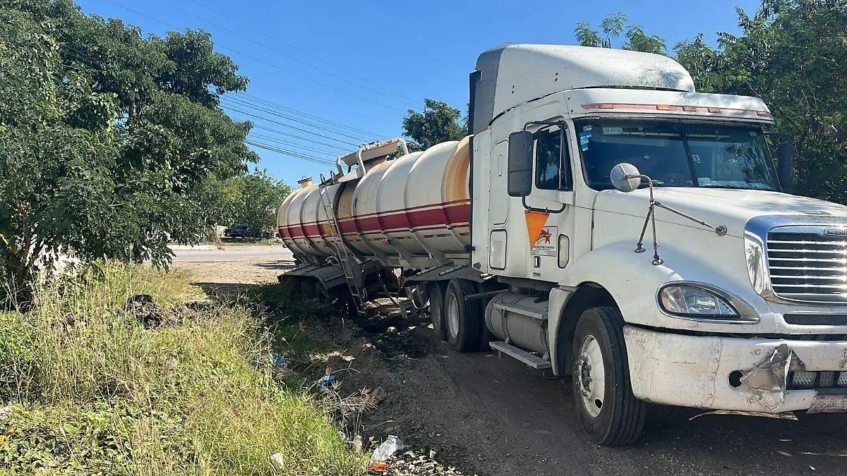 Semi volcadura de camión con ácido clorhídrico moviliza a Protección Civil en Altamira