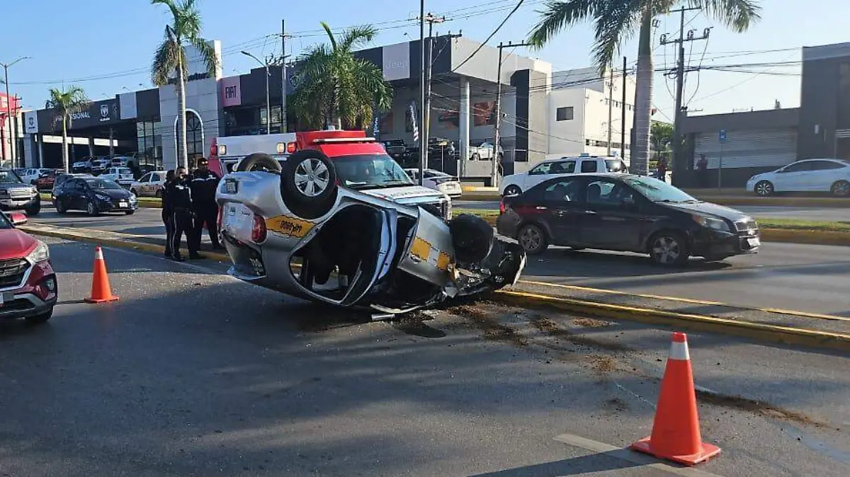 Volcadura taxi avenida