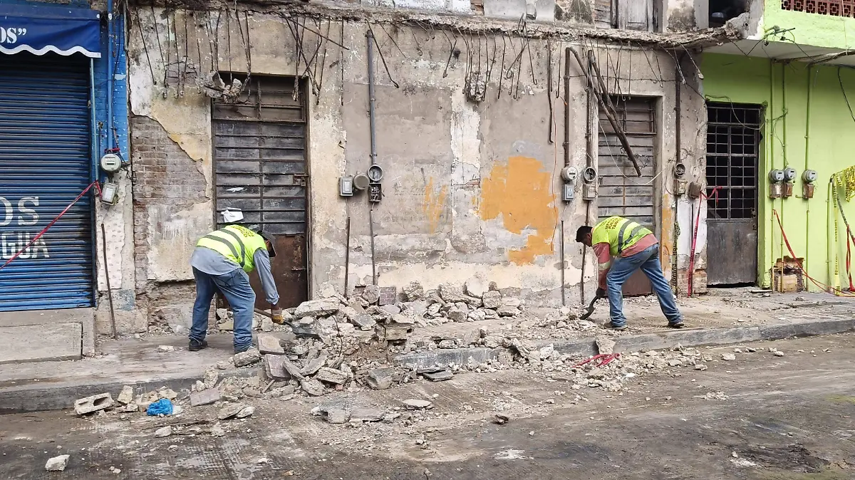 Cae alerón de vivienda en la colonia Cascajal y daña camioneta estacionada