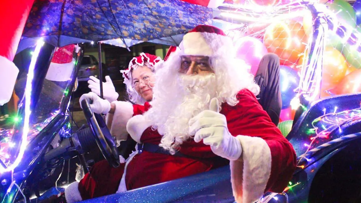 Santa Claus y Mamá Claus participaron en la Rodada Navideña Volkswagen 2025 en su vocho
