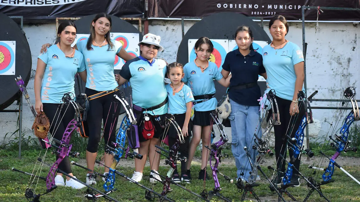 Jovencitas que practican el tiro con arco en el sur de Tamaulipas