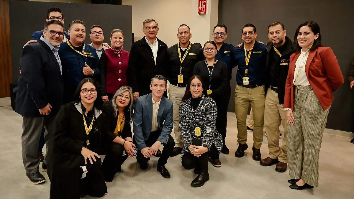 El gobernador realizó una visita a las instalaciones de Corning Optical Communications (COC)