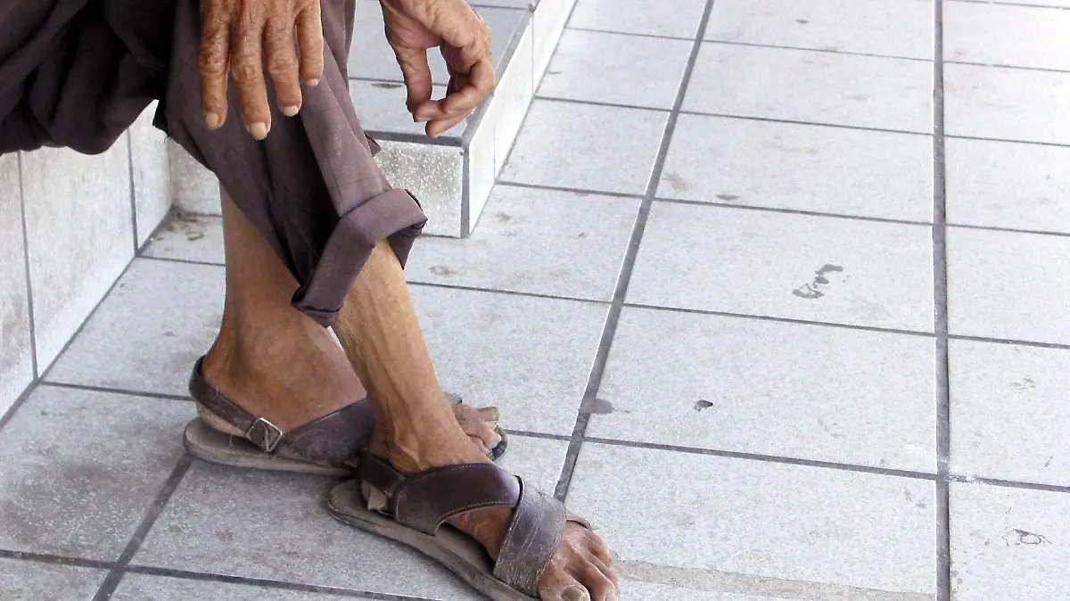 19542_Anciano, descanso, pies,_web