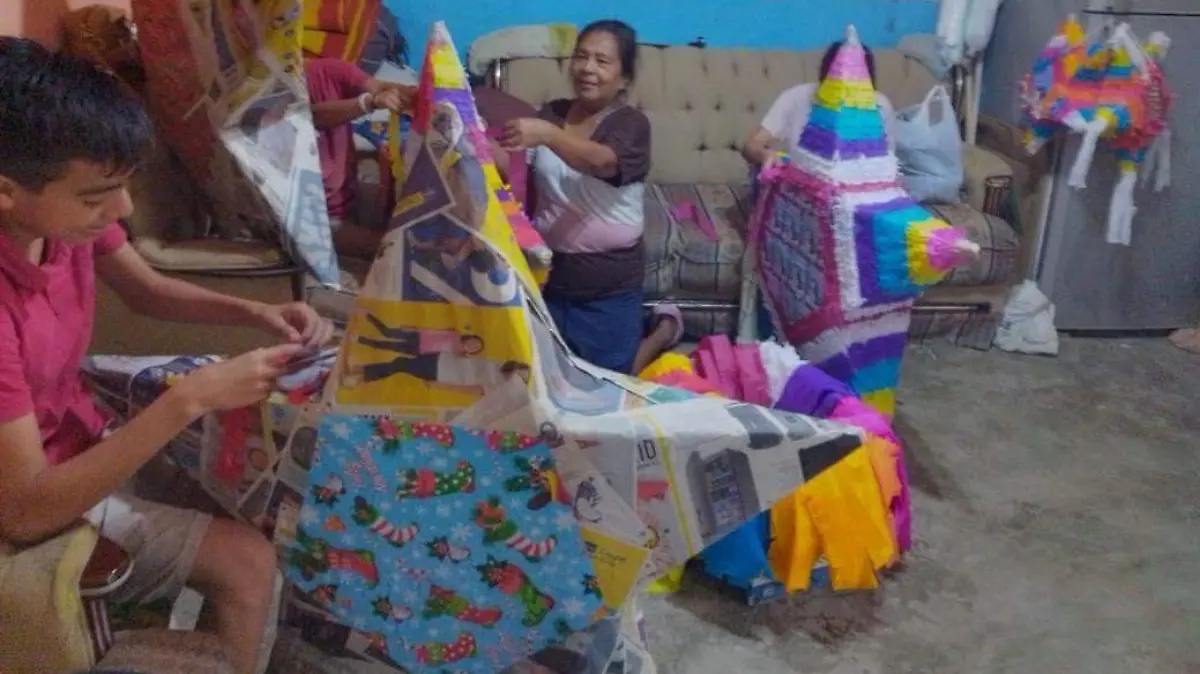 Creación de piñatas, una actividad que reúne a toda la familia