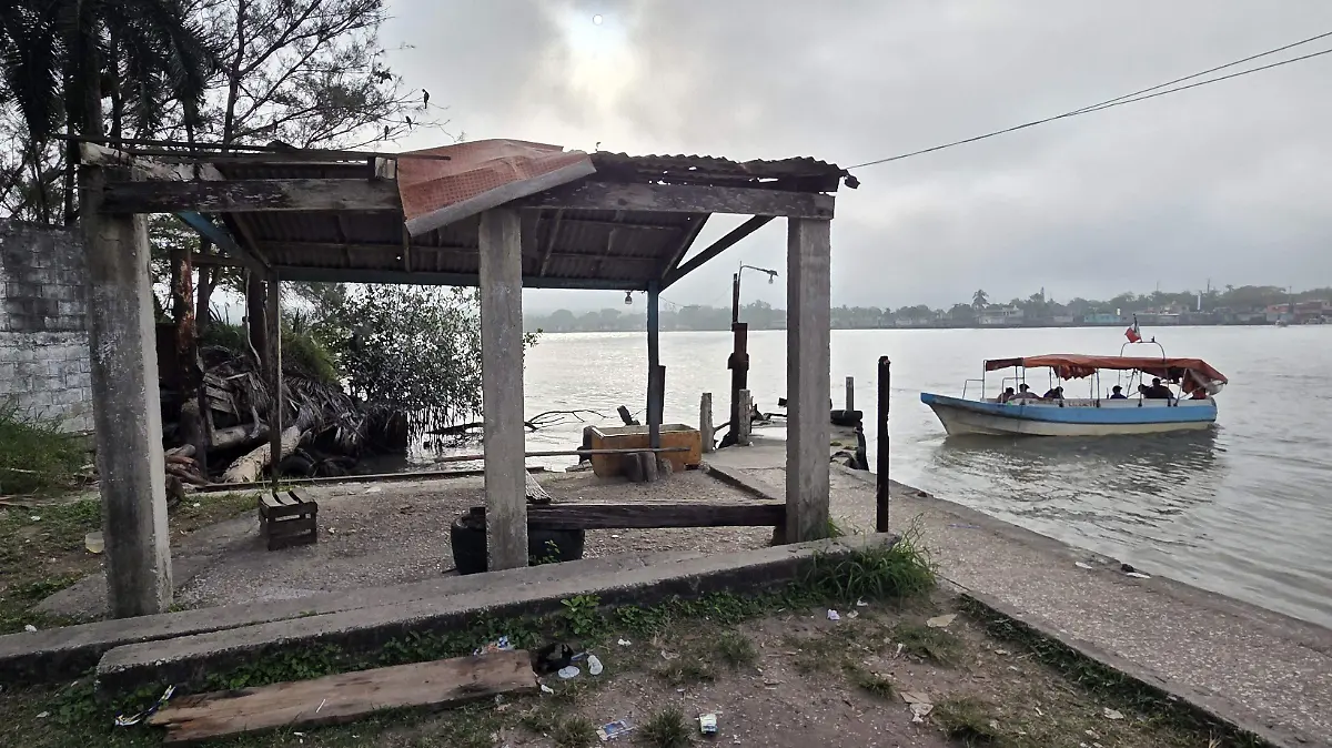 Laminas y madera sin mantenimiento en embarcadero de Tampico