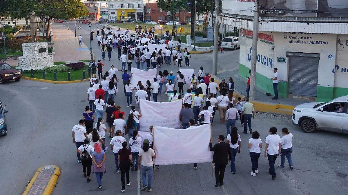 Participantes de la marcha pacífica por la preparatoria Francisco Medina Cedillo de Tampico