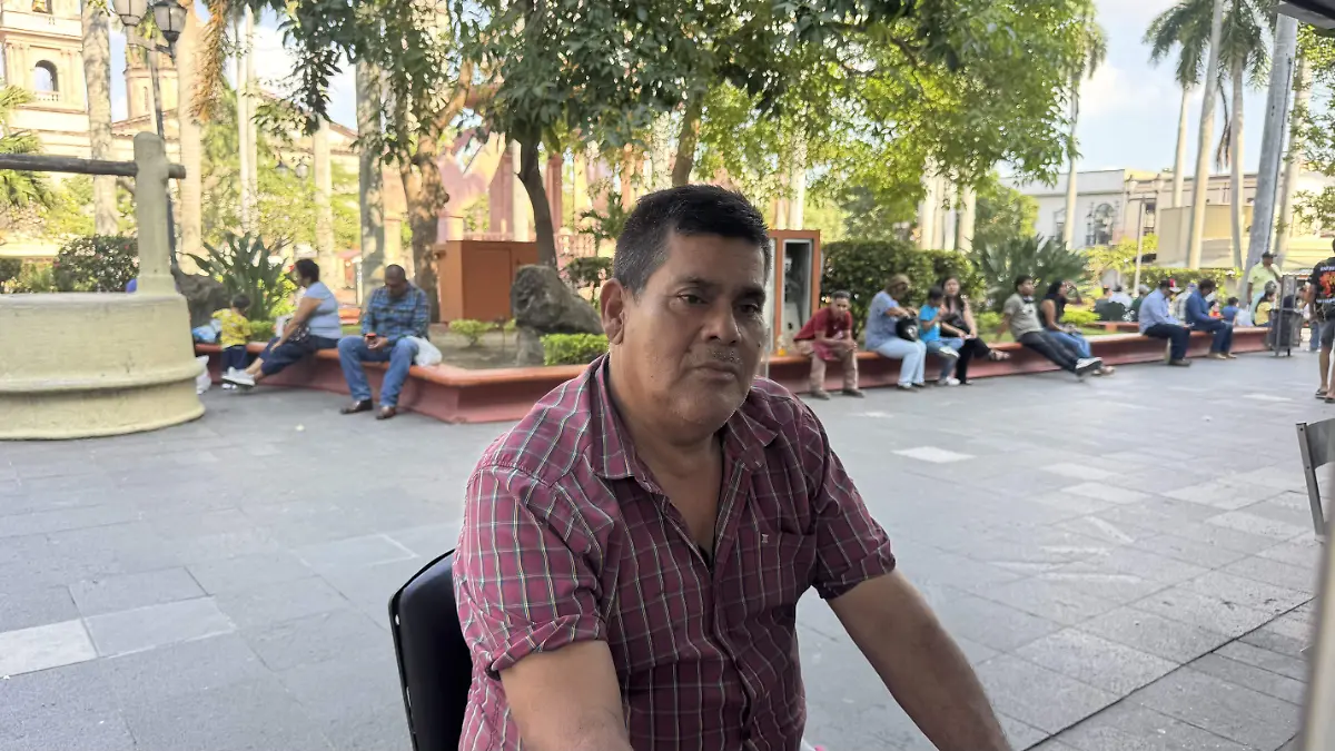
Eliseo Gutiérrez Campos es un boleador con más de 33 años de experiencia, quien trabaja en la Plaza de Armas de Tampico