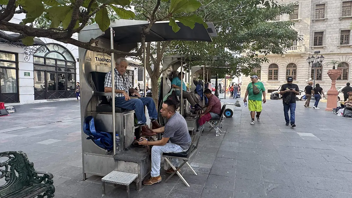 Más de 40 hombres se dedican al oficio de boleadores de zapatos en la zona centro de Tampico 
