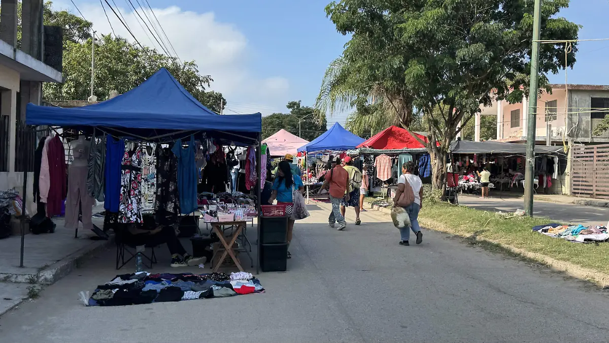 La compra de ropa de segunda mano en rodantes es una opción económica para estrenar durante las fiestas de diciembre 