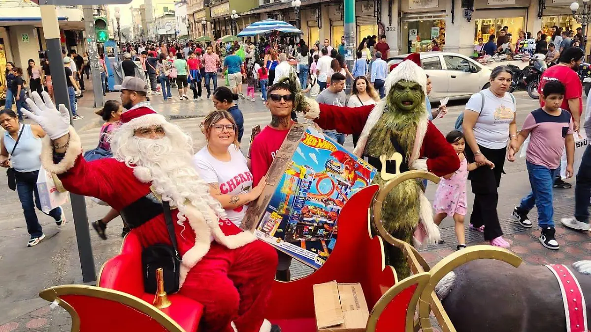 Embargados por la Navidad, incluso el Grinch y Scrooge deciden al final festejar