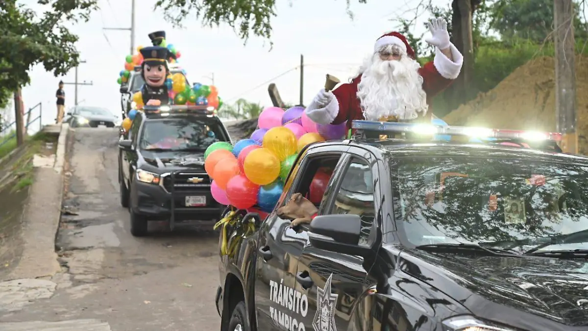 Santa Claus, Alien y Rigoberto viajaron en las camionetas de Tránsito de Tampico