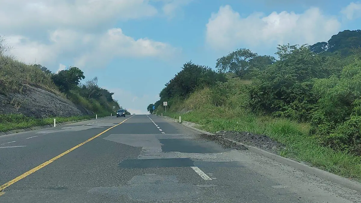 Parches, hundimientos y riesgos en la autopista Tampico-Tuxpan