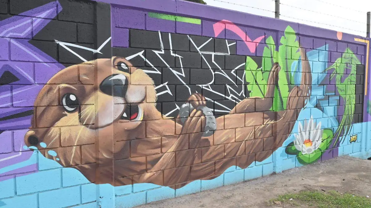 Arte urbano convierte la barda del aeropuerto en galería huasteca