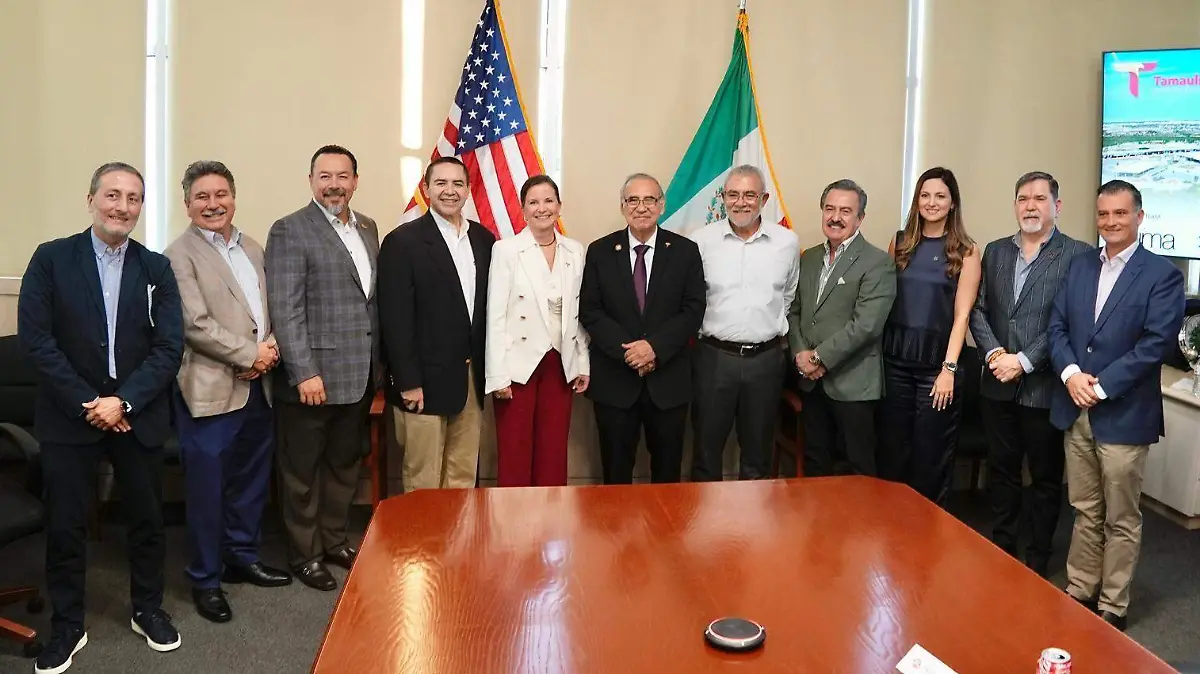 En reunión con autoridades estatales y federales de México y Estados Unidos, diplomáticos y empresarios con la secretaria de Economía, Ninfa Cantú