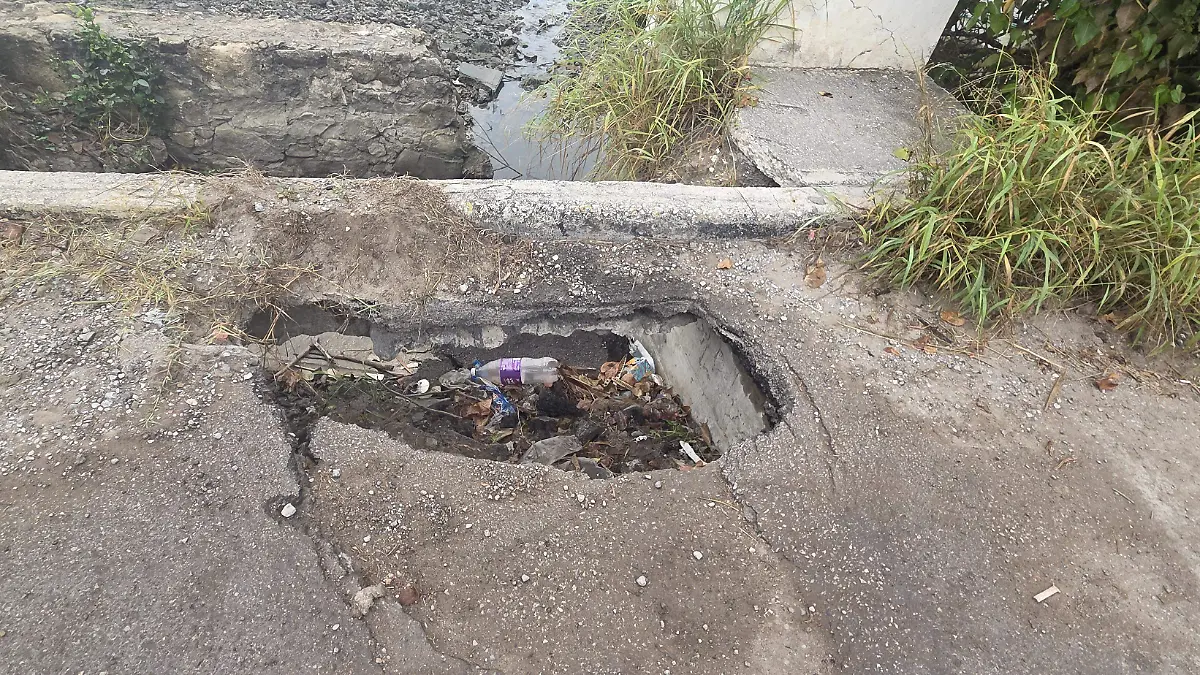 Tramos de la calle Insurgentes presentan pérdida de material y riesgo de colapso