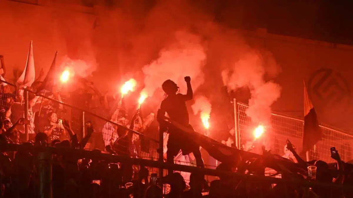 Tras finalizar el partido amistoso, la afición de la Jaiba Brava celebró el triunfo