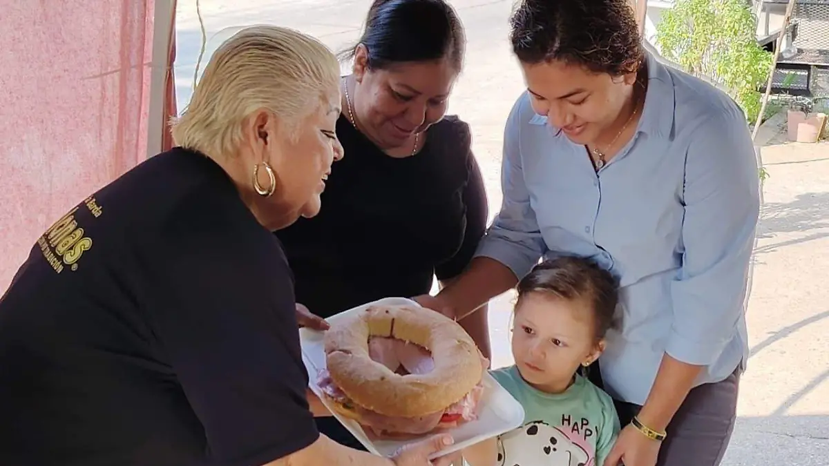 Familia de Valles recibe la tradicional rosca de la barda