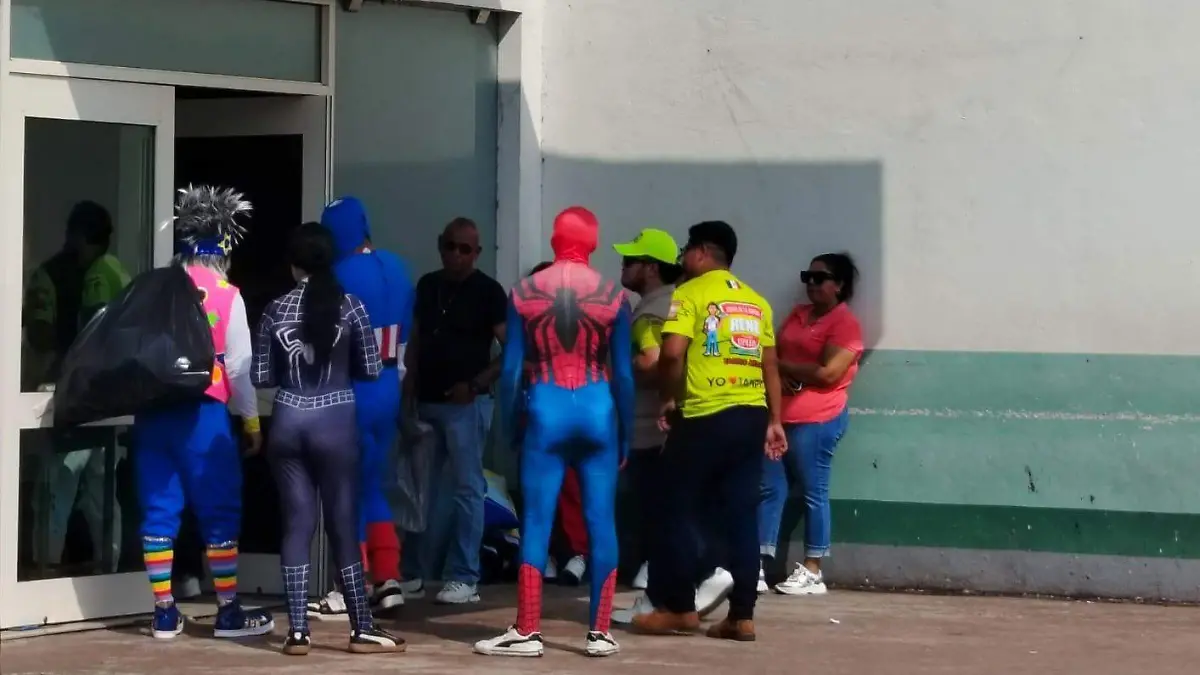 Llevan a los hospitales roscas y regalos para los niños internados en Tampico y la región