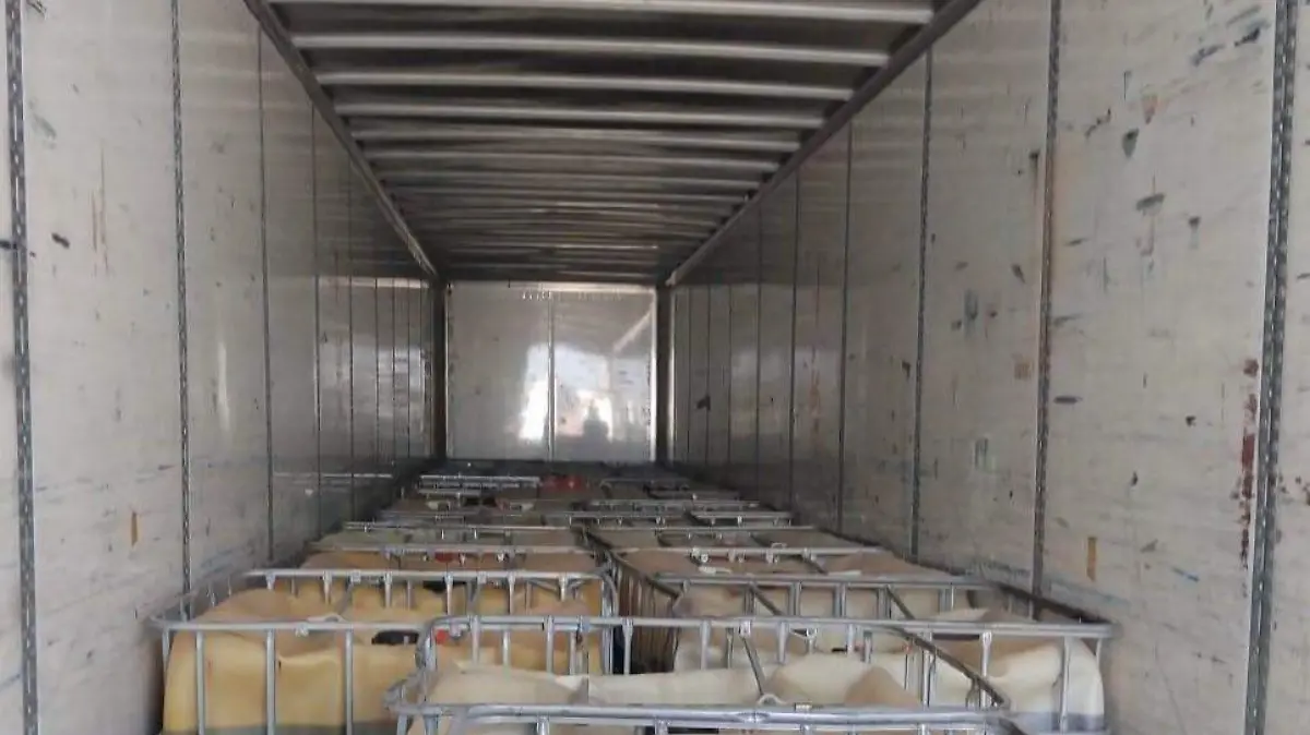 Detienen a hombre que transportaba en cubitanques 30,000 litros de hidrocarburo.