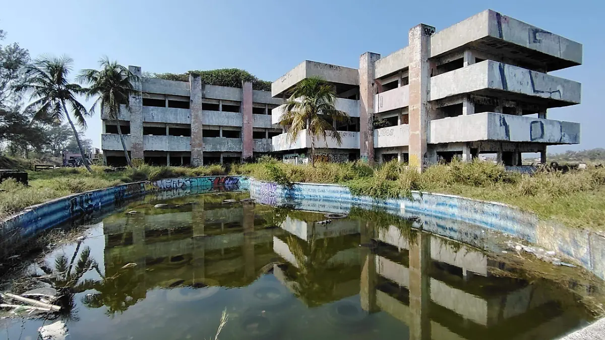 Muchos han sido los proyectos para emplear la vieja construcción ubicada en la costa de Ciudad Madero, pero ninguno ha prosperado