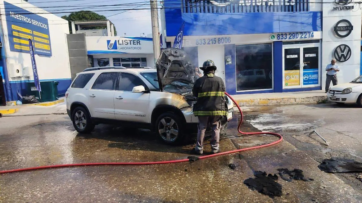Camioneta se incendia en avenida Primero de Mayo y genera alarma en zona comercial
