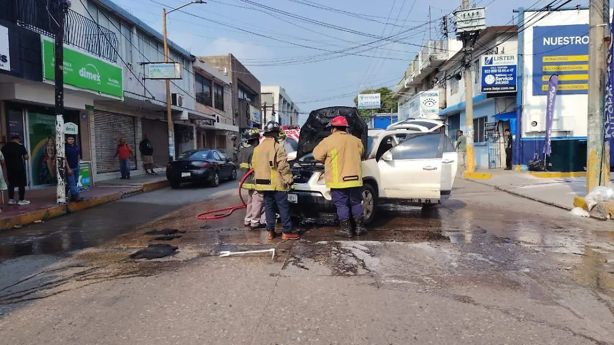 Bomberos y Protección Civil controlaron el incendio sin personas lesionadas