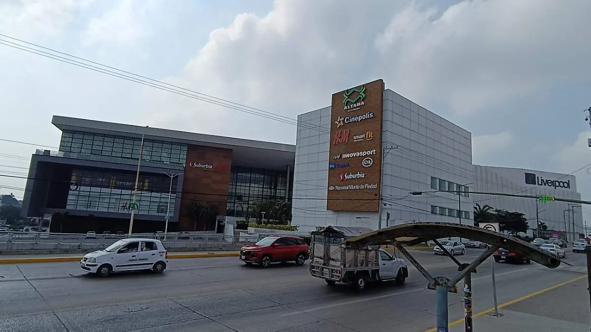 Galerías Altama es un complejo comercial en Tampico con más de 90 tiendas, restaurantes y cine