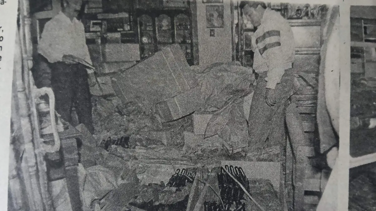 El interior de la casa de Hernández Galicia tras su detención; en su momento se presumió que las armas de fuego encontradas fueron colocadas por el ejército mexicano 