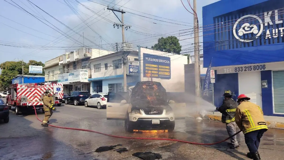 Coches incendiados en Ciudad Madero