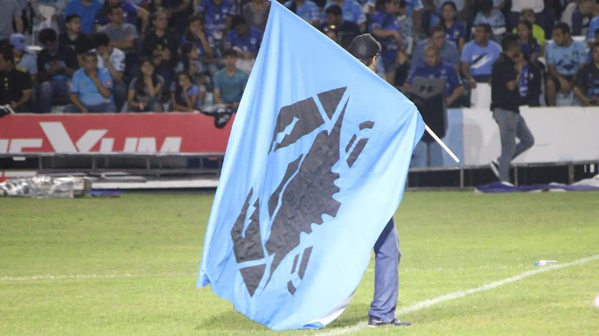 Ulises, el abanderado con más de 50 años como aficionado de la Jaiba