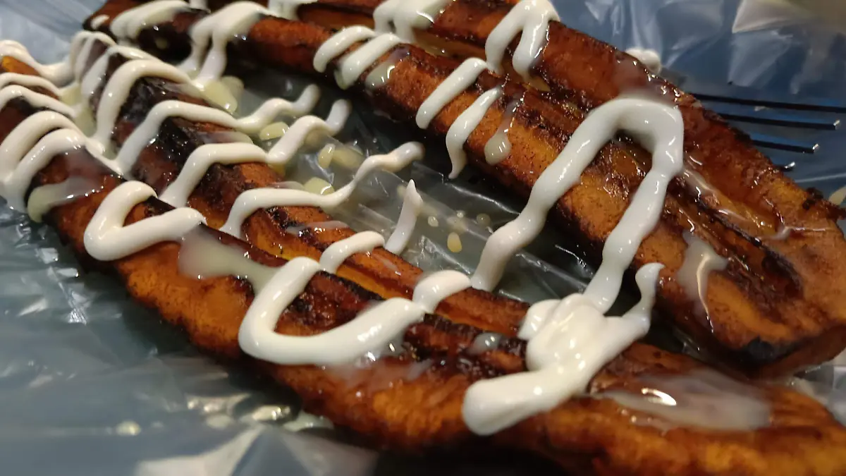 Después de probar antojitos mexicanos o tacos y tortas de cecina, los comensales pueden optar por plátanos fritos con crema y leche condensada 