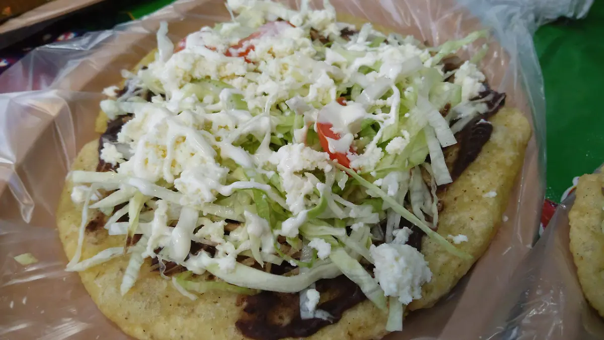 Todos los antojitos mexicanos están acompañados por lechuga, queso molido, jitomate y crema