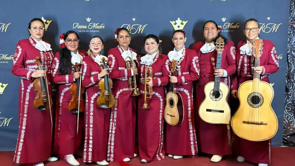 Luz es parte del mariachi Mujer Divina