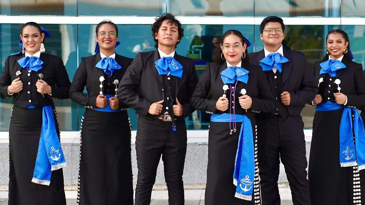 Emilie y Geraldy integran junto a otros jóvenes el Mariachi Altamar