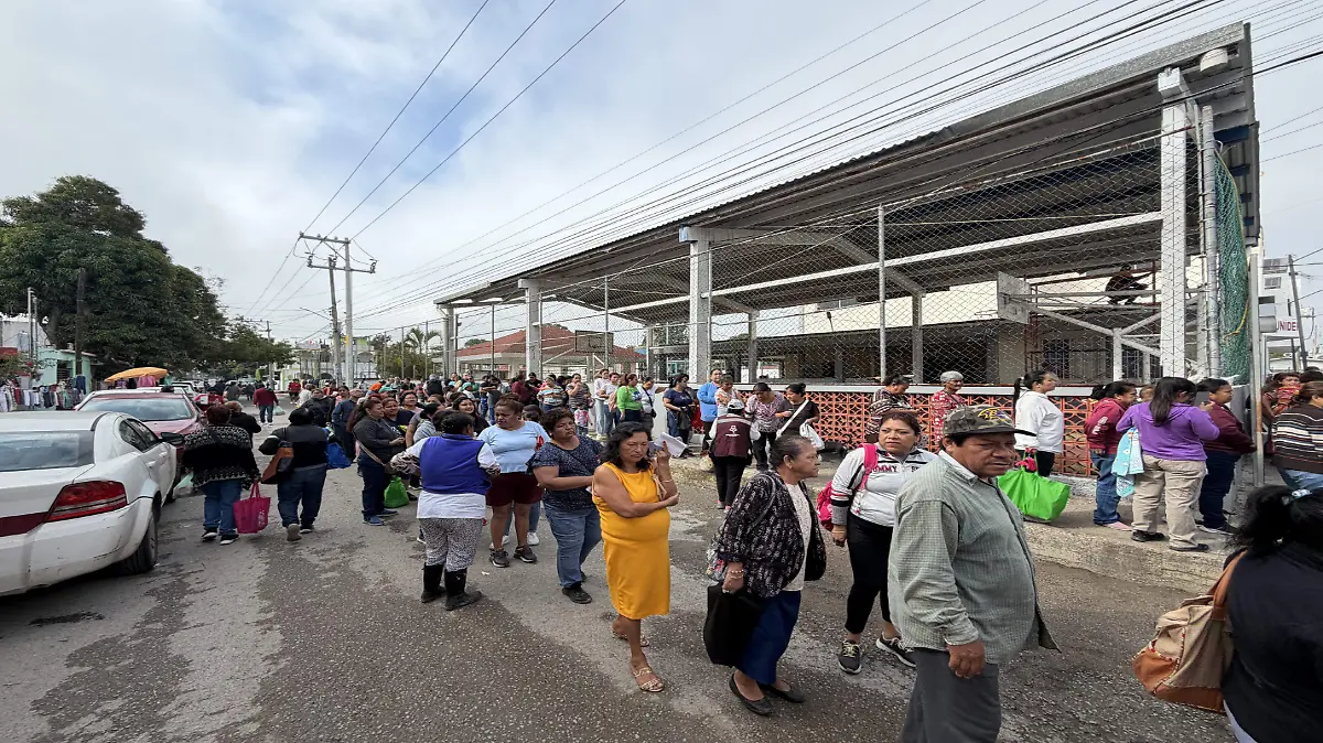 Familias de Tampico realizan largas filas por despensa 