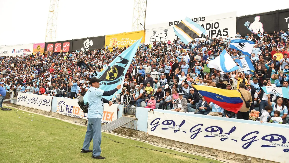 El Warrior presente hasta en las gradas 