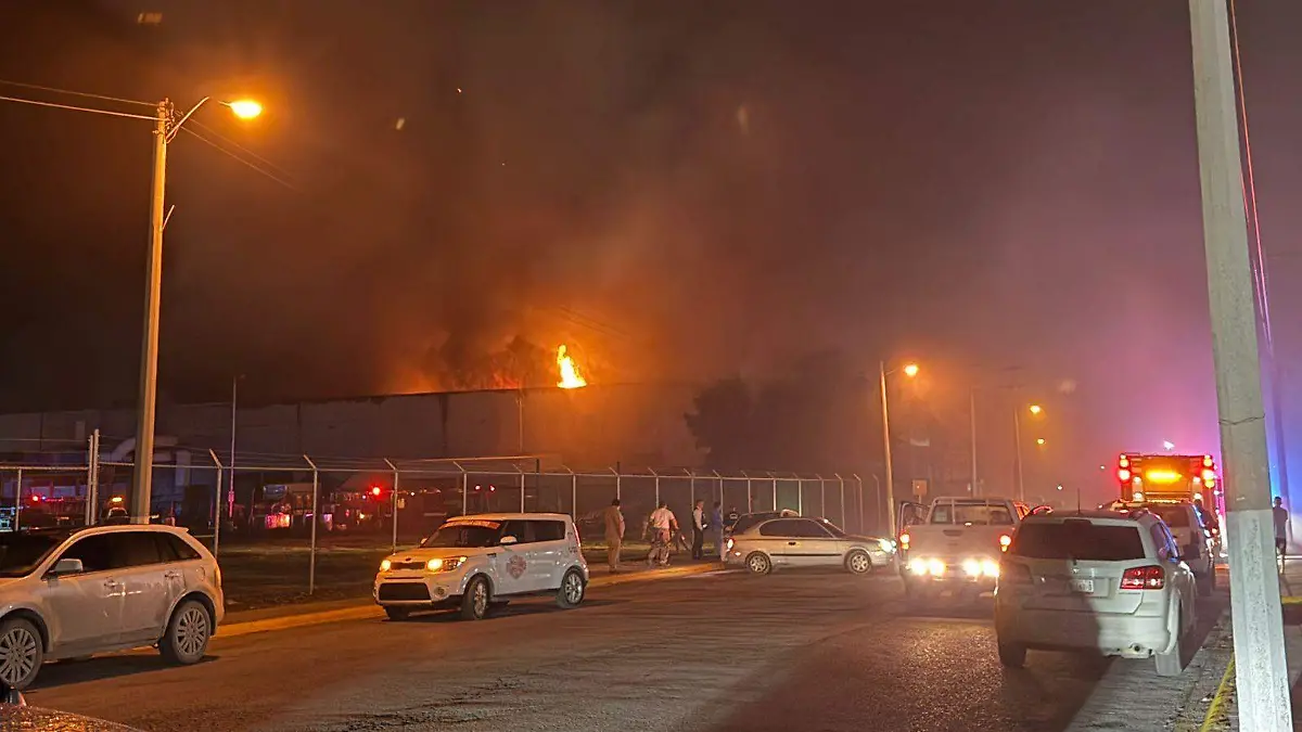 Fue complicado para los bomberos de la frontera controlar el incendio en la maquila de Matamoros
