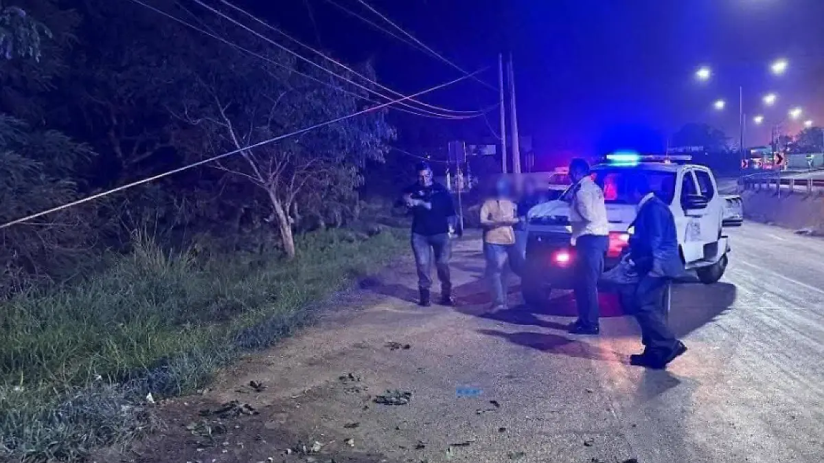 Accidente en el Corredor Urbano deja a una mujer prensada bajo un poste de concreto