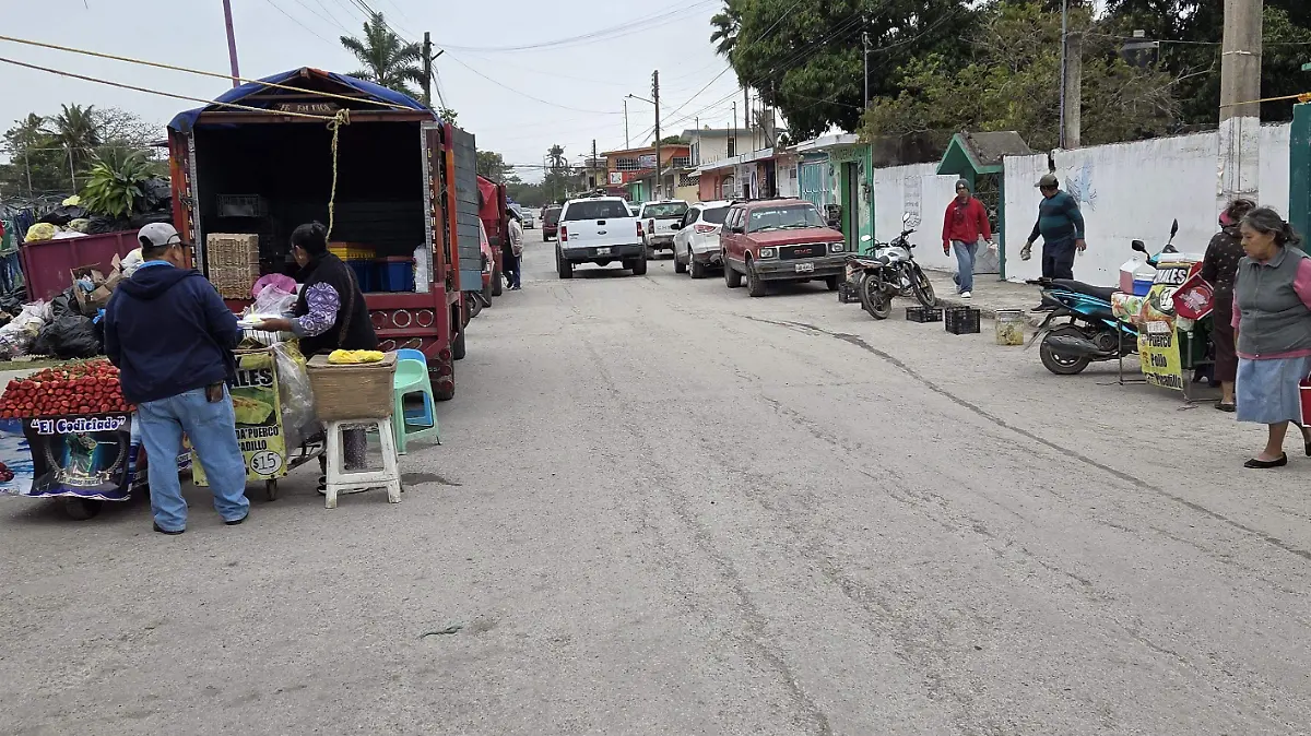 Circulación de vehículos y motocicletas se mantiene activa mientras opera el mercado rodante, generando riesgos para comerciantes y clientes