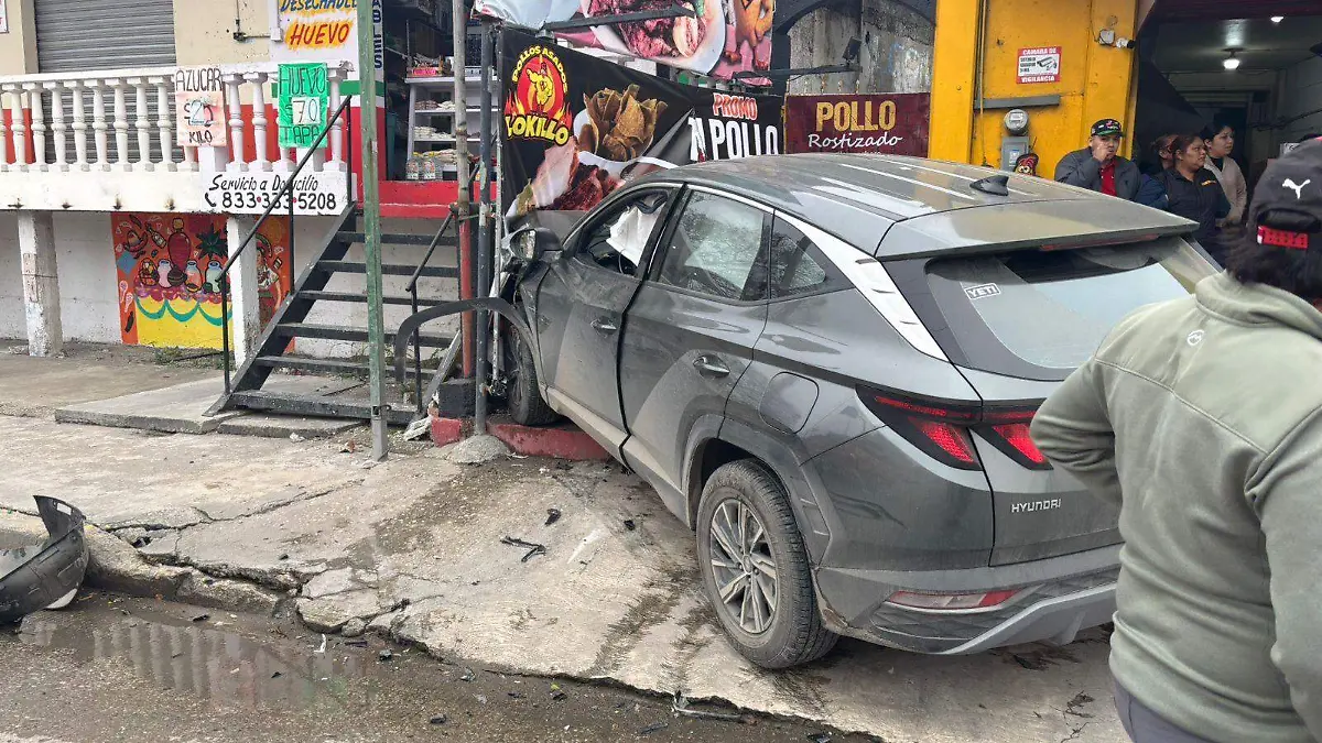 Fuerte choque en cruce de Ciudad Madero deja heridos y destrozos en local de pollo asados