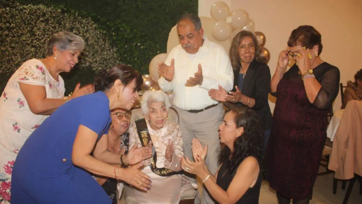 JMC-MUY CONTENTA LUCIA LA