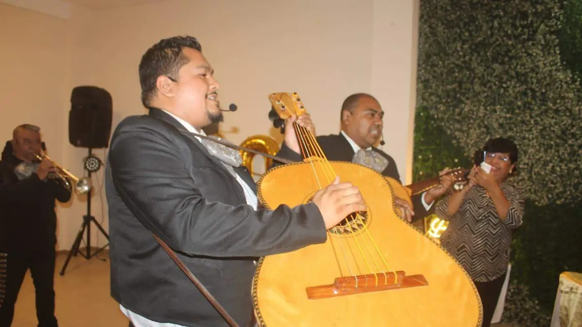 El mariachi llego al evento de doña Juventina