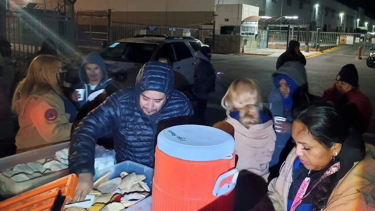 Por parte del municipio de Matamoros les llevaron café caliente y pan a quienes esperan afuera de Tridonex