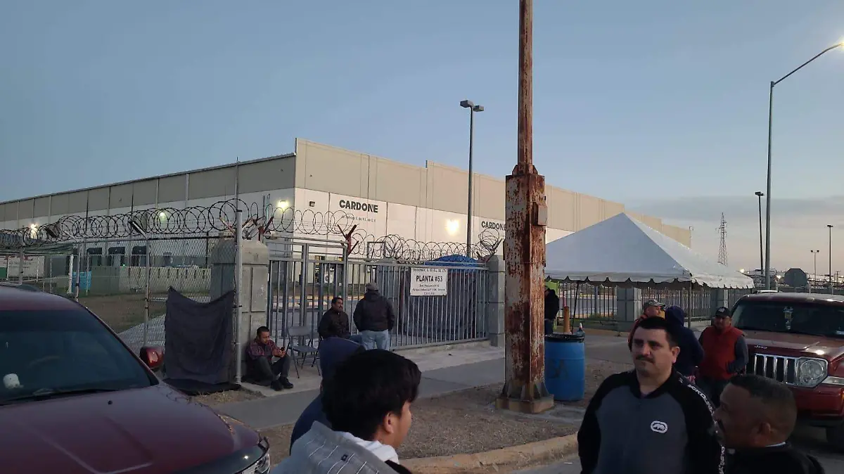 Dia y noche los trabajadores cuidan los accesos de Tridonex en Matamoros para evitar la salida de los bienes inmuebles
