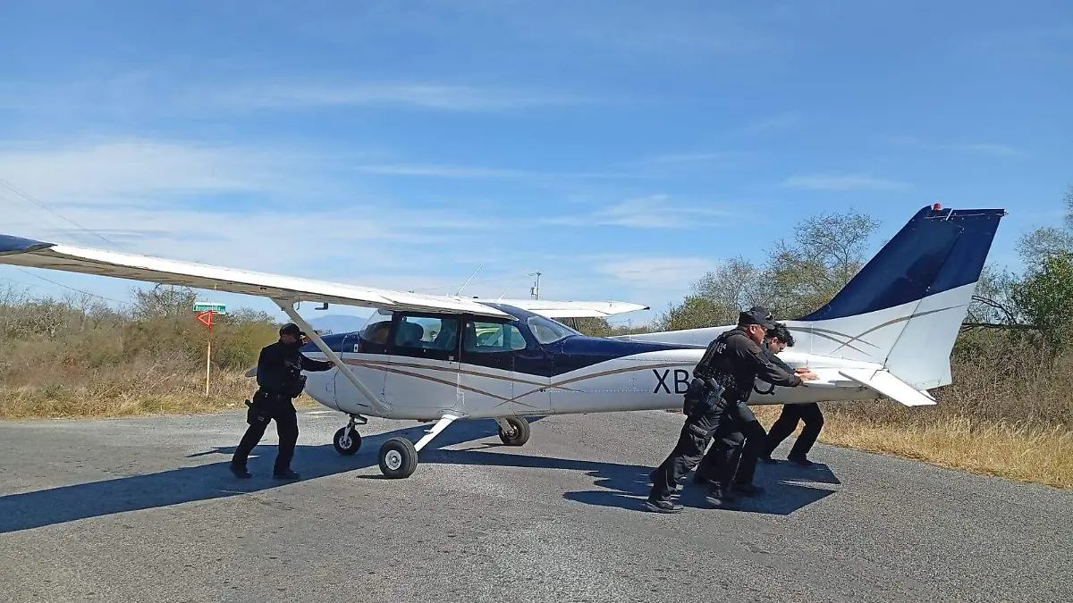JMC-LA AVIONETA QUEDO