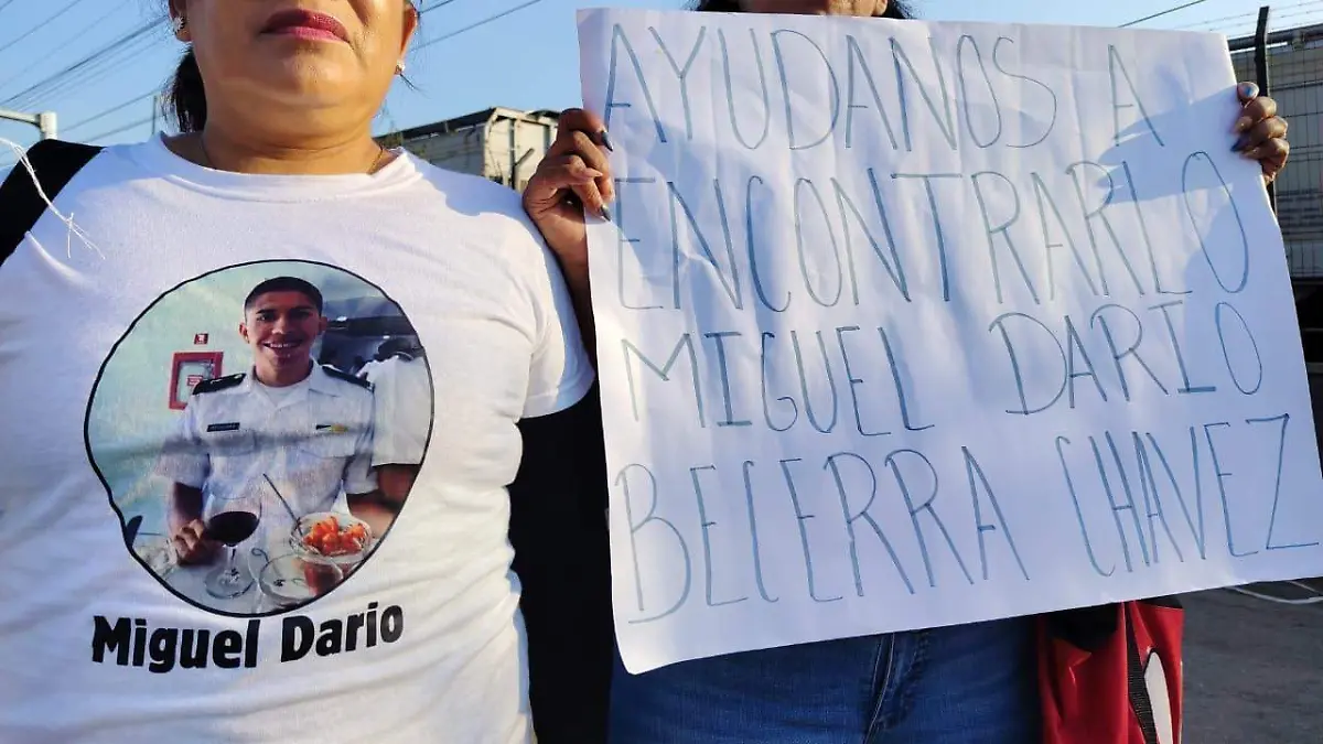 Familiares y amigos del cadete naval Miguel Darío Becerra Chávez, desaparecido desde el 20 de octubre de 2025